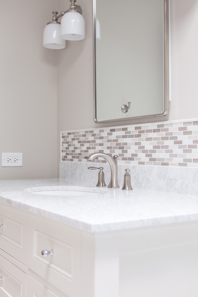 Exempel på ett klassiskt en-suite badrum, med möbel-liknande, vita skåp, marmorbänkskiva och flerfärgad kakel