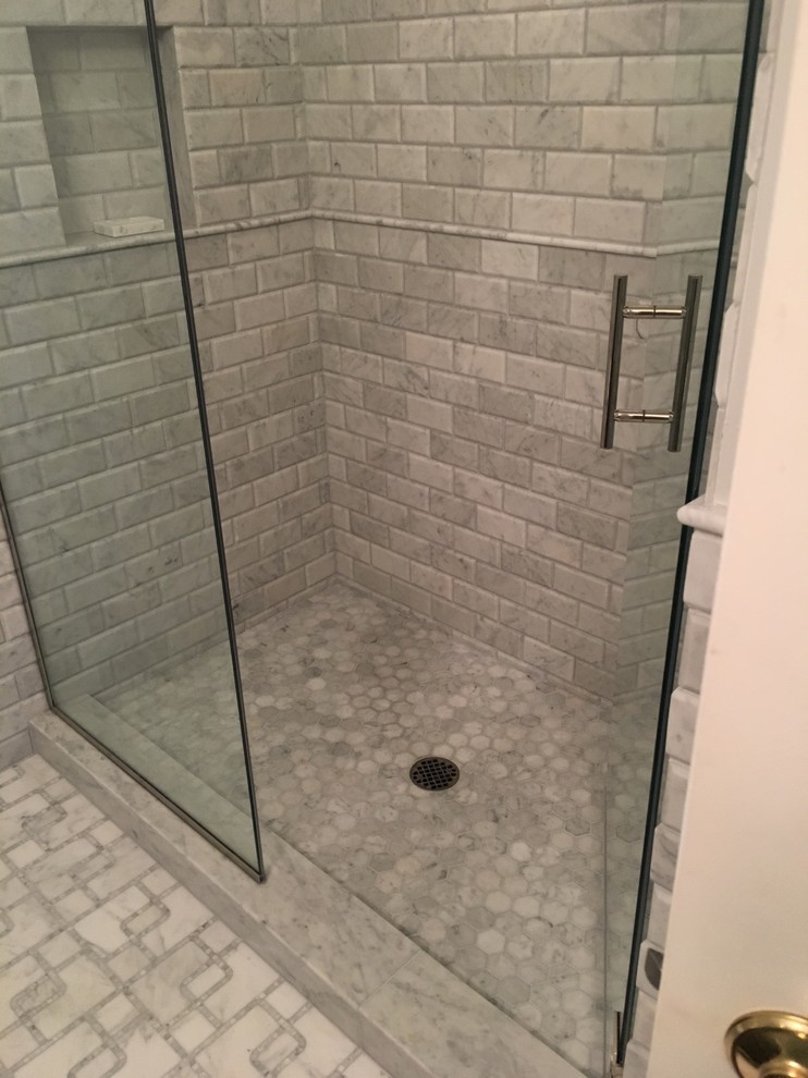 На фото: главная ванная комната среднего размера в стиле неоклассика (современная классика) с двойным душем, серой плиткой, мраморной плиткой, серыми стенами, мраморным полом, серым полом и душем с распашными дверями с