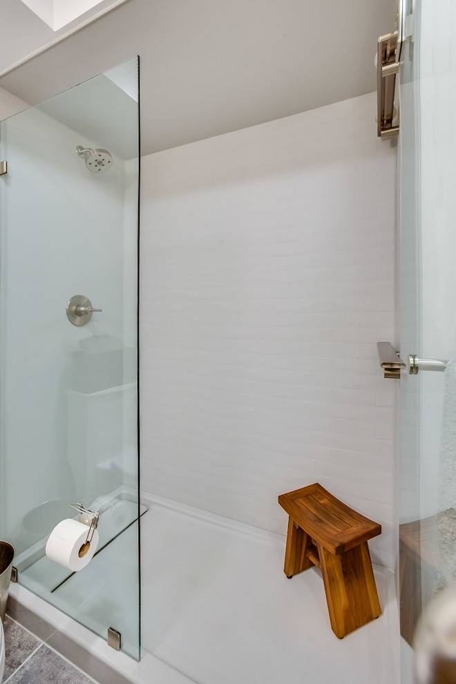 Inspiration för små klassiska vitt en-suite badrum, med skåp i shakerstil, skåp i mellenmörkt trä, en dusch i en alkov, grå kakel, grå väggar, klinkergolv i porslin, ett undermonterad handfat, bänkskiva i kvarts, grått golv och dusch med gångjärnsdörr