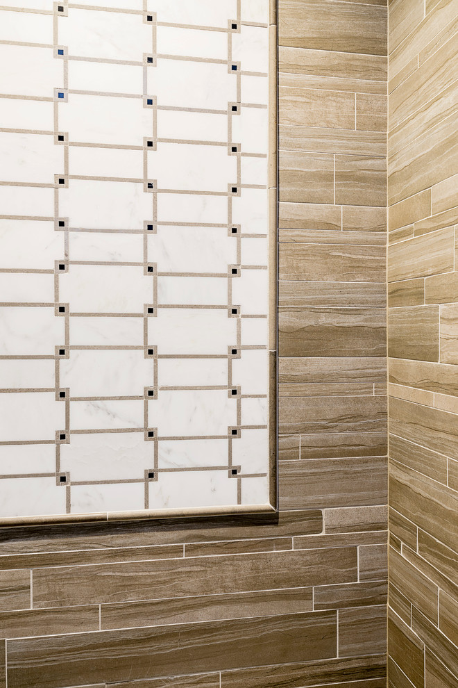 Esempio di una stanza da bagno padronale minimal di medie dimensioni con doccia aperta, WC monopezzo, pareti beige, pavimento in gres porcellanato, piastrelle beige e piastrelle in gres porcellanato