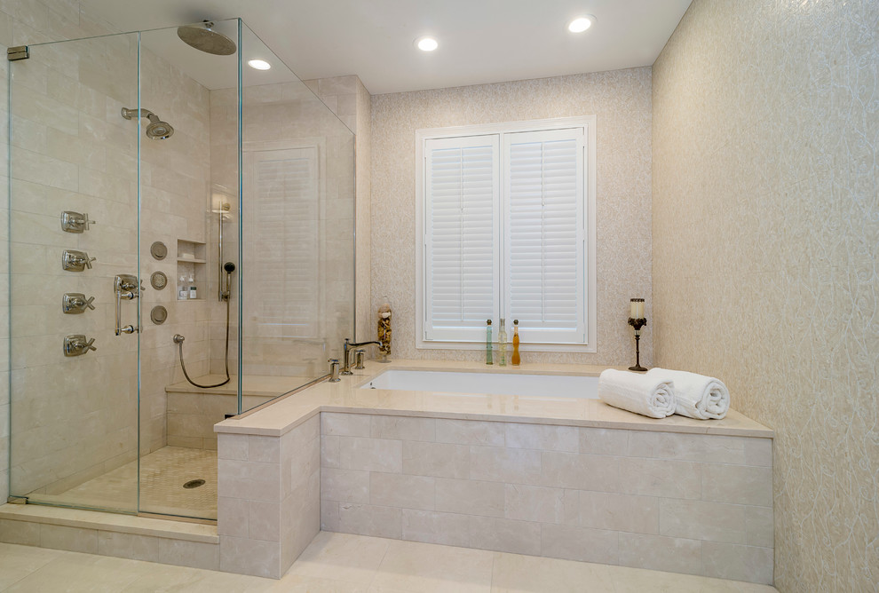 Foto på ett stort vintage en-suite badrum, med ett undermonterad handfat, luckor med upphöjd panel, skåp i mörkt trä, marmorbänkskiva, ett undermonterat badkar, en hörndusch, beige kakel, stenhäll, beige väggar och marmorgolv