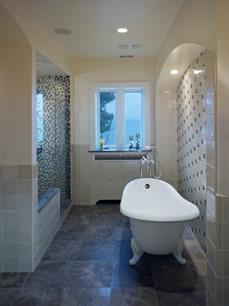 Пример оригинального дизайна: большая ванная комната с отдельно стоящей ванной, душем в нише и мраморным полом