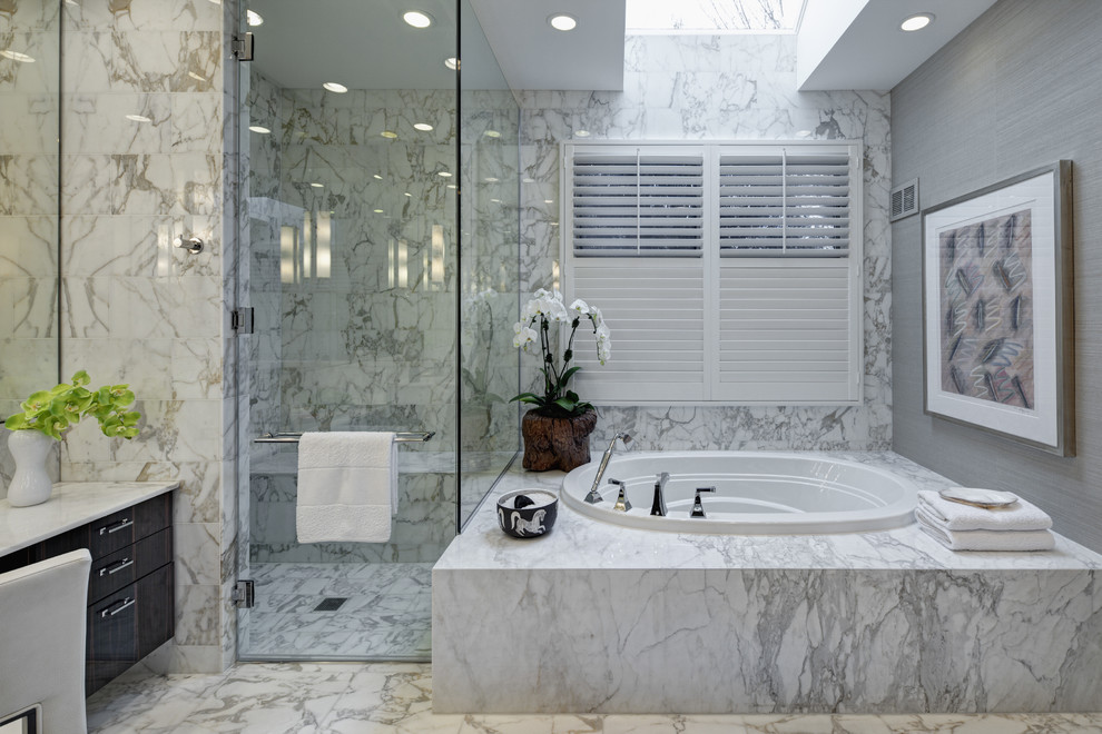 На фото: ванная комната в современном стиле с ванной в нише