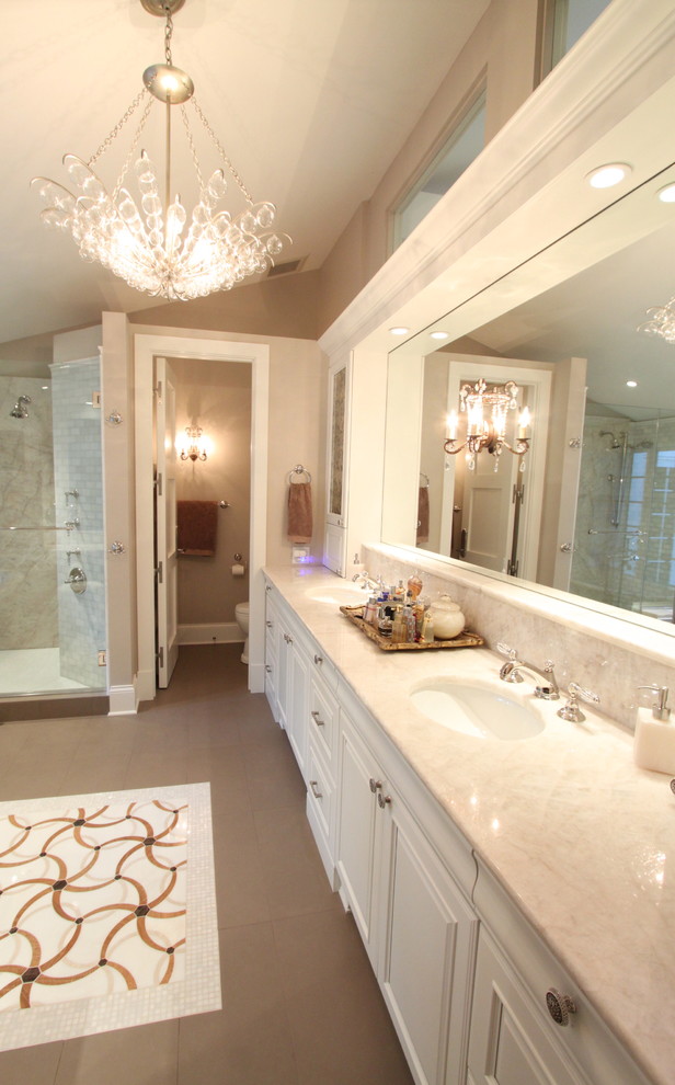 Inredning av ett klassiskt stort en-suite badrum, med luckor med profilerade fronter, vita skåp, en hörndusch, beige kakel, beige väggar, ett undermonterad handfat, bänkskiva i kalksten, brunt golv och med dusch som är öppen