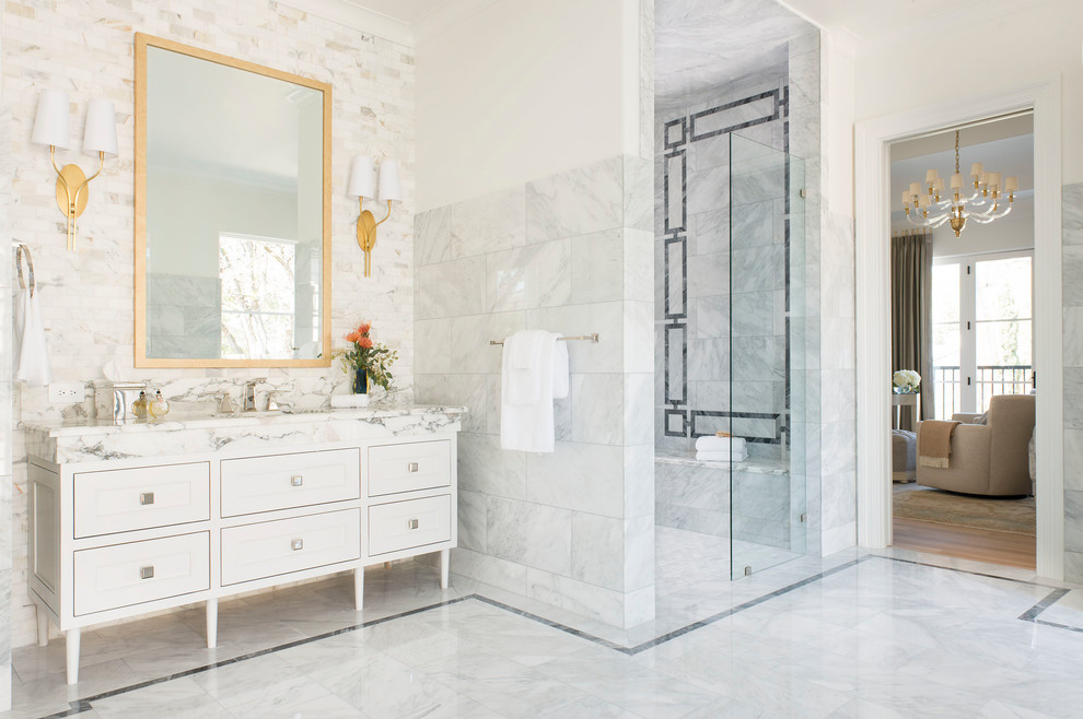 Diseño de cuarto de baño principal clásico con armarios con paneles empotrados, puertas de armario blancas, ducha empotrada, paredes multicolor, suelo gris y ducha abierta