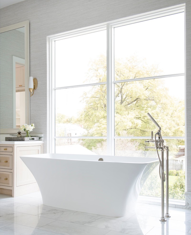 Свежая идея для дизайна: главная ванная комната в средиземноморском стиле с отдельно стоящей ванной, мраморным полом, серыми стенами и белым полом - отличное фото интерьера