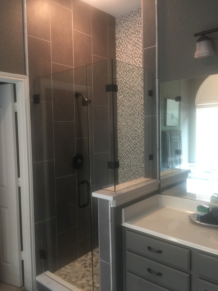 Пример оригинального дизайна: главная ванная комната среднего размера в стиле неоклассика (современная классика) с фасадами с выступающей филенкой, серыми фасадами, угловым душем, серой плиткой и керамогранитной плиткой