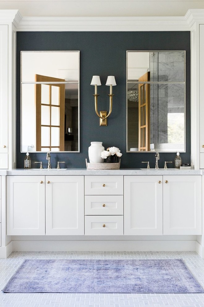 Идея дизайна: большая главная ванная комната в классическом стиле с фасадами в стиле шейкер, белыми фасадами, синими стенами, белым полом, серой столешницей, полом из мозаичной плитки и врезной раковиной