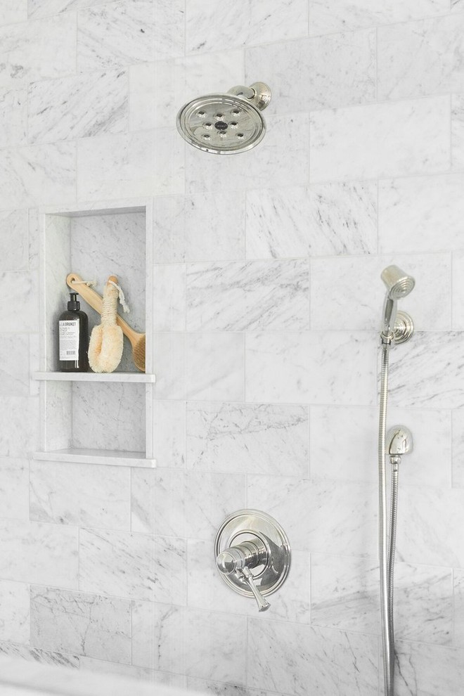 Imagen de cuarto de baño principal clásico grande con armarios estilo shaker, puertas de armario blancas, bañera exenta, baldosas y/o azulejos blancos, paredes azules, lavabo encastrado, suelo blanco y encimeras grises