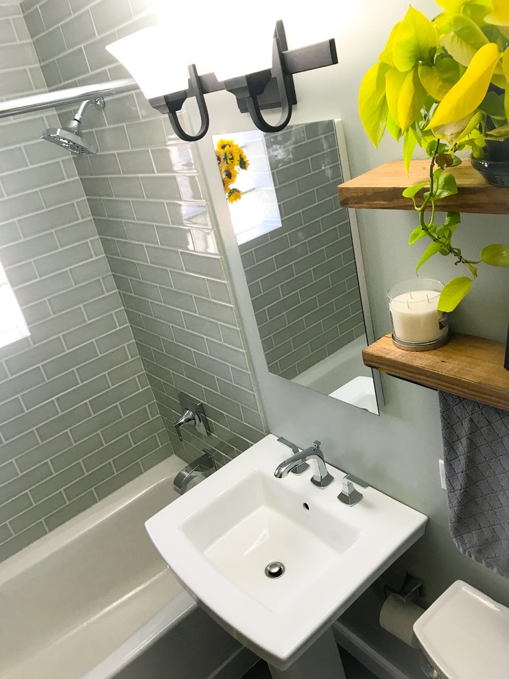 Exemple d'une petite salle de bain principale chic avec une baignoire posée, un combiné douche/baignoire, WC à poser, un carrelage gris, un carrelage en pâte de verre, un mur gris, un lavabo de ferme, un sol gris, une cabine de douche avec un rideau et un sol en carrelage de porcelaine.