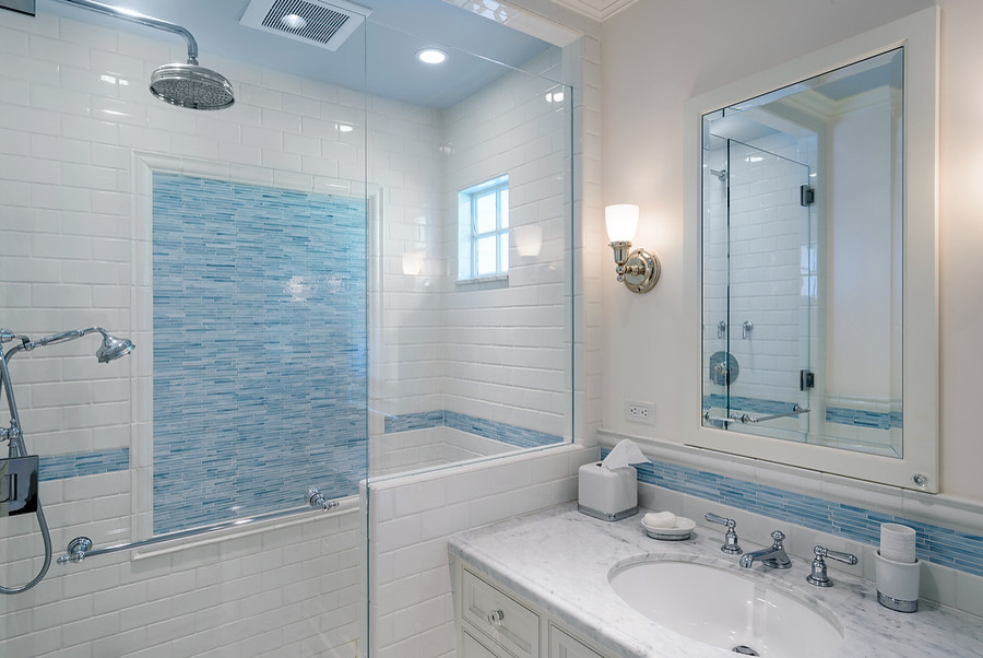 Immagine di una stanza da bagno per bambini classica con lavabo sottopiano, ante a filo, ante bianche, top in marmo, vasca freestanding, doccia alcova, piastrelle blu, pareti bianche e pavimento in marmo