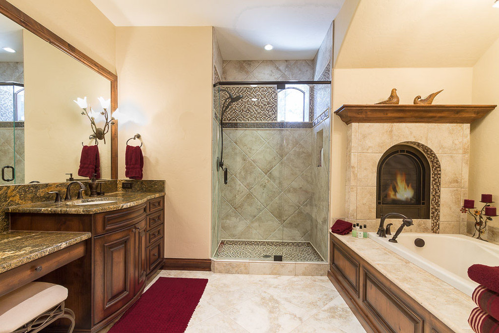 Bild på ett stort rustikt en-suite badrum, med luckor med infälld panel, skåp i mörkt trä, ett badkar i en alkov, en dusch i en alkov, brun kakel, beige väggar och granitbänkskiva