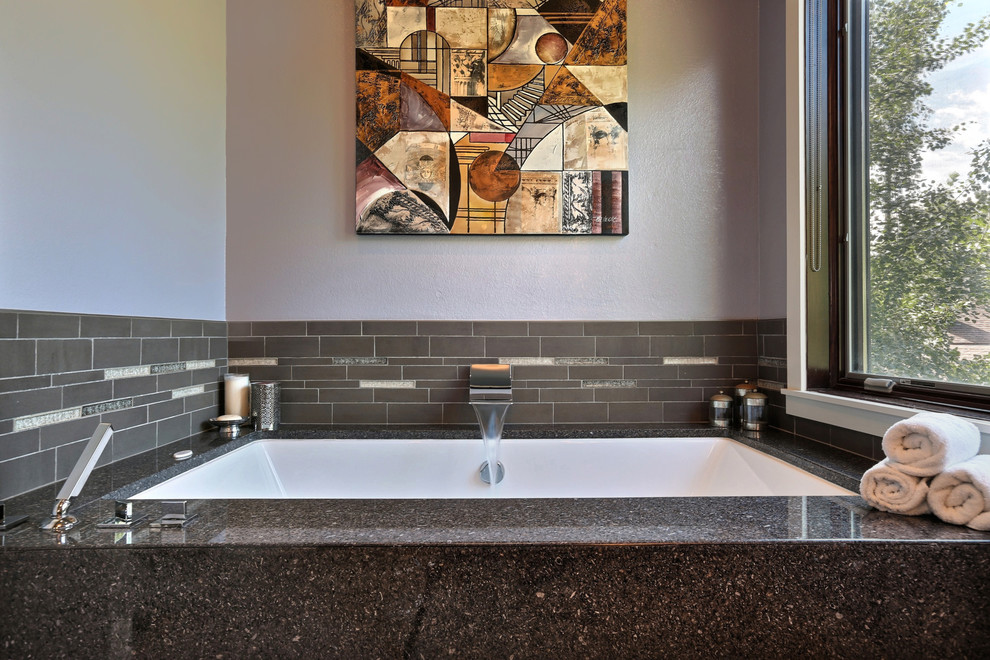 Idée de décoration pour une grande salle de bain principale design en bois foncé avec un lavabo encastré, un placard à porte plane, un plan de toilette en marbre, une baignoire encastrée, une douche d'angle, un carrelage gris, des carreaux de porcelaine, un mur violet et un sol en travertin.