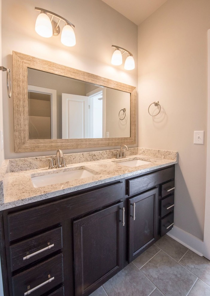 Exempel på ett mellanstort lantligt flerfärgad flerfärgat en-suite badrum, med luckor med profilerade fronter, svarta skåp, grå väggar, klinkergolv i porslin, ett undermonterad handfat, granitbänkskiva och grått golv