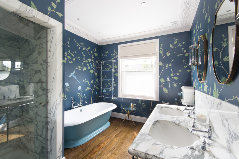 Idéer för vintage en-suite badrum, med ett fristående badkar, en dusch i en alkov, grå kakel, vit kakel, marmorkakel, flerfärgade väggar, mellanmörkt trägolv, ett undermonterad handfat, marmorbänkskiva, brunt golv och dusch med gångjärnsdörr