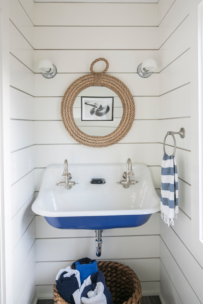 Ispirazione per una stanza da bagno stile marino con pareti bianche e lavabo sospeso