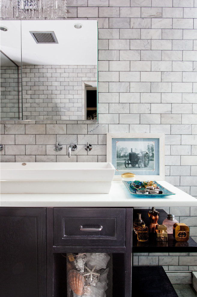 Modelo de cuarto de baño actual con baldosas y/o azulejos de cemento y lavabo sobreencimera