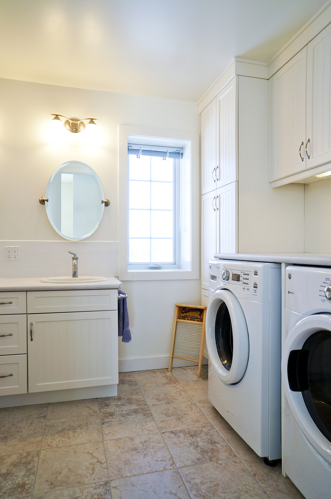 На фото: главная ванная комната среднего размера со стиральной машиной в стиле кантри с накладной раковиной, фасадами с утопленной филенкой, белыми фасадами, белой плиткой и белыми стенами с
