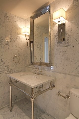 Idee per una piccola stanza da bagno padronale bohémian con lavabo a colonna, consolle stile comò, top in marmo, vasca da incasso, WC a due pezzi, piastrelle bianche, piastrelle diamantate e pavimento in marmo