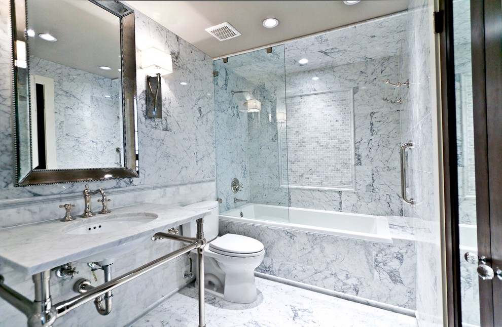 Immagine di una piccola stanza da bagno padronale eclettica con lavabo a colonna, consolle stile comò, top in marmo, vasca da incasso, WC a due pezzi, piastrelle bianche, piastrelle diamantate e pavimento in marmo