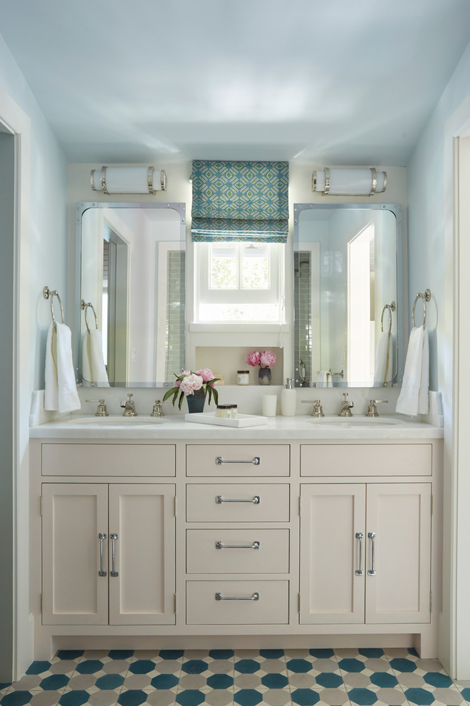 Foto de cuarto de baño marinero grande con armarios estilo shaker, puertas de armario beige, baldosas y/o azulejos multicolor, paredes azules, lavabo bajoencimera, suelo multicolor y espejo con luz