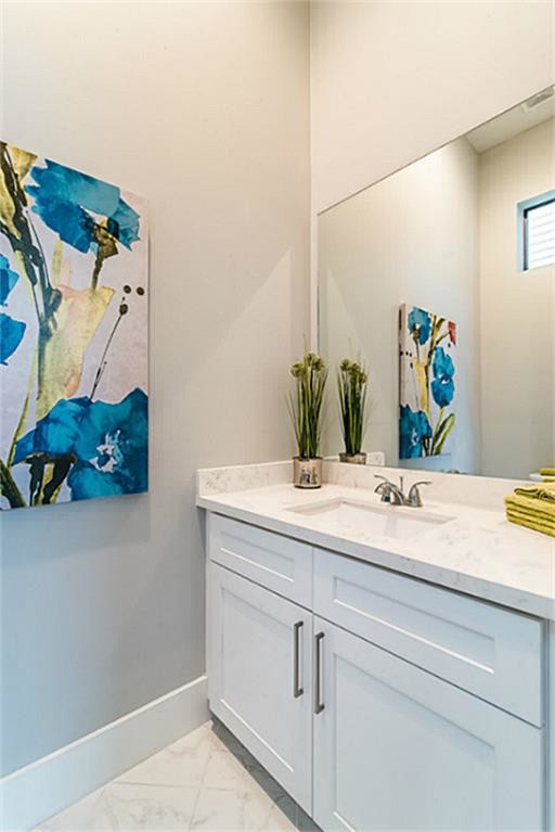 Exempel på ett litet klassiskt badrum med dusch, med skåp i shakerstil, vita skåp, en toalettstol med hel cisternkåpa, vit kakel, stenkakel, grå väggar, marmorgolv och bänkskiva i kvarts