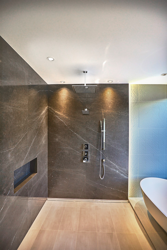 Aménagement d'une salle de bain moderne avec une baignoire indépendante et une douche ouverte.