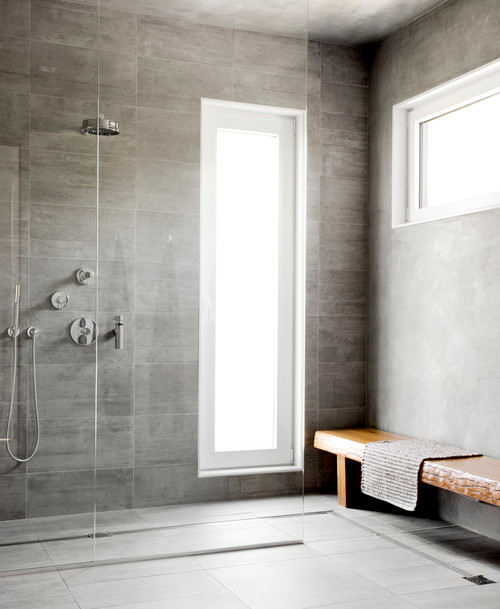 Inspiration för mycket stora moderna badrum, med släta luckor, skåp i ljust trä, en öppen dusch, en vägghängd toalettstol, grå kakel, cementkakel, grå väggar, betonggolv, ett fristående handfat, träbänkskiva, grått golv och med dusch som är öppen