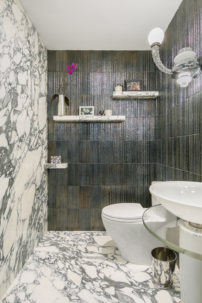 Источник вдохновения для домашнего уюта: ванная комната среднего размера в стиле модернизм с открытыми фасадами, серой плиткой, керамической плиткой, мраморным полом, душевой кабиной, стеклянной столешницей и белым полом