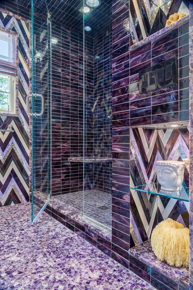 ニューヨークにあるラグジュアリーな中くらいなモダンスタイルのおしゃれな子供用バスルーム (フラットパネル扉のキャビネット、グレーのキャビネット、アルコーブ型シャワー、ガラスタイル、紫の壁、大理石の床、珪岩の洗面台、紫の床、開き戸のシャワー、紫の洗面カウンター) の写真
