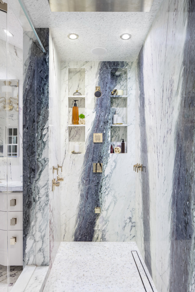 На фото: огромная главная ванная комната в стиле модернизм с фасадами островного типа, белыми фасадами, полновстраиваемой ванной, душем в нише, унитазом-моноблоком, белой плиткой, мраморной плиткой, белыми стенами, мраморным полом, врезной раковиной, столешницей из кварцита, белым полом, душем с распашными дверями и фиолетовой столешницей