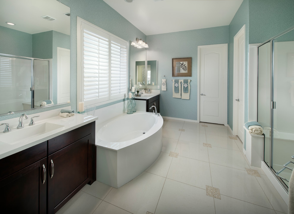 Ispirazione per una stanza da bagno contemporanea con lavabo integrato, ante in stile shaker, ante in legno bruno, piastrelle beige e top bianco