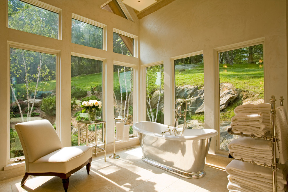 Cette image montre une grande salle de bain principale traditionnelle avec une baignoire indépendante, un carrelage blanc, un mur blanc et un sol en carrelage de céramique.