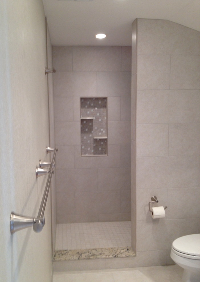 Immagine di una stanza da bagno con doccia classica di medie dimensioni con doccia alcova, WC a due pezzi, piastrelle beige, piastrelle in gres porcellanato, pareti beige, pavimento in gres porcellanato, pavimento beige e doccia aperta