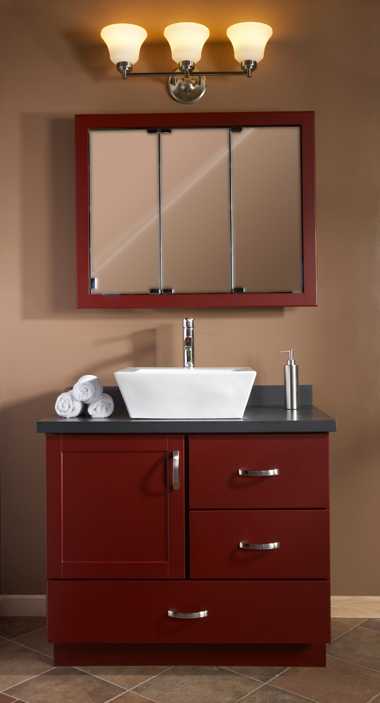 他の地域にあるトランジショナルスタイルのおしゃれな浴室 (落し込みパネル扉のキャビネット、赤いキャビネット) の写真
