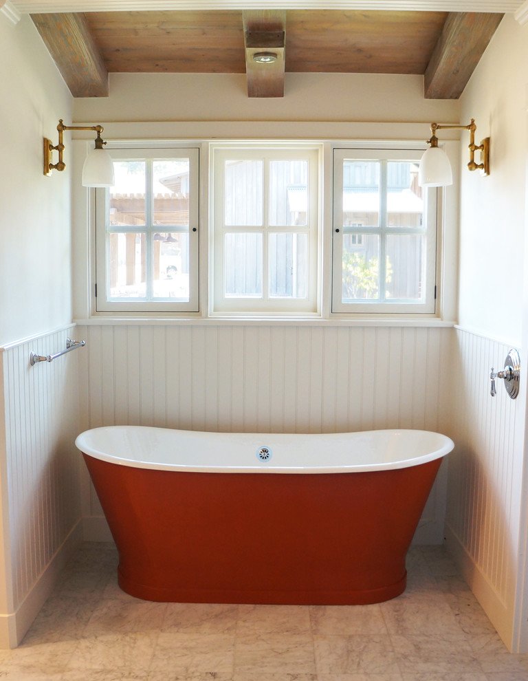 Идея дизайна: главная ванная комната среднего размера в стиле рустика с отдельно стоящей ванной, бежевой плиткой и белыми стенами