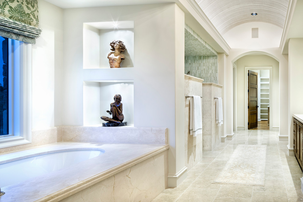 Idéer för ett mycket stort klassiskt vit en-suite badrum, med luckor med infälld panel, skåp i mellenmörkt trä, ett undermonterat badkar, en öppen dusch, beige kakel, vita väggar, ett undermonterad handfat, marmorbänkskiva och med dusch som är öppen
