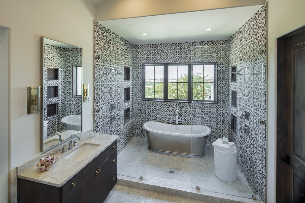 На фото: главная ванная комната в стиле кантри с плоскими фасадами, темными деревянными фасадами, отдельно стоящей ванной, душевой комнатой, черно-белой плиткой, полом из галечной плитки, врезной раковиной и бежевым полом