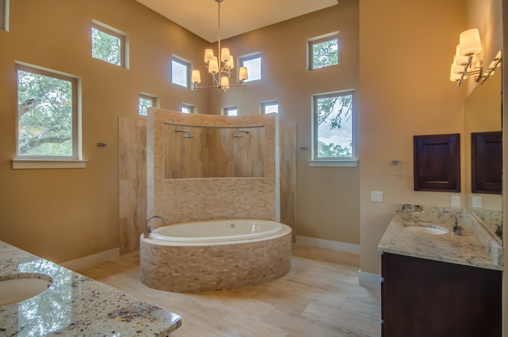 Idéer för ett stort klassiskt en-suite badrum, med skåp i mörkt trä, ett platsbyggt badkar, en hörndusch, beige väggar, klinkergolv i keramik, ett undermonterad handfat och granitbänkskiva