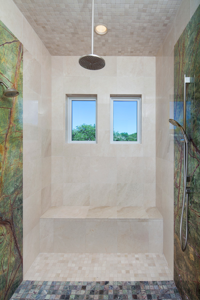Inredning av ett modernt badrum, med en dusch i en alkov