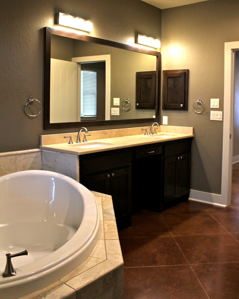 На фото: ванная комната в стиле неоклассика (современная классика) с галечной плиткой и бетонным полом