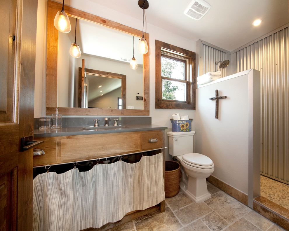 Пример оригинального дизайна: ванная комната среднего размера в стиле кантри с врезной раковиной, фасадами цвета дерева среднего тона, столешницей из кварцита, открытым душем, унитазом-моноблоком, серой плиткой и белыми стенами