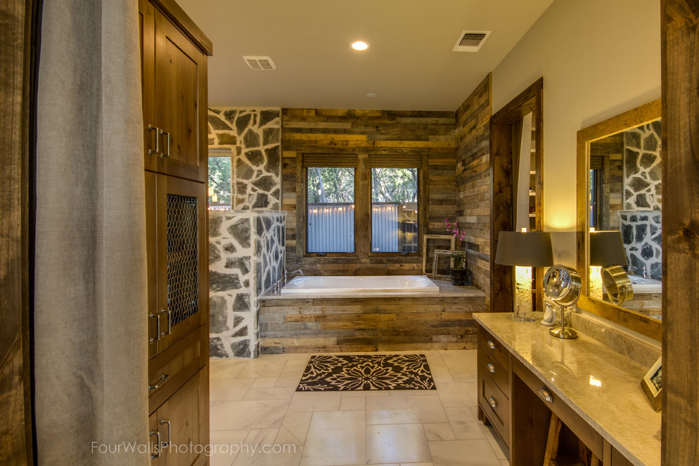 Foto de cuarto de baño principal rústico grande con lavabo bajoencimera, armarios estilo shaker, puertas de armario de madera oscura, encimera de mármol y ducha abierta