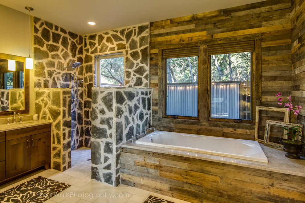 Bild på ett stort rustikt en-suite badrum, med skåp i shakerstil, skåp i mellenmörkt trä, marmorbänkskiva, en öppen dusch och vita väggar