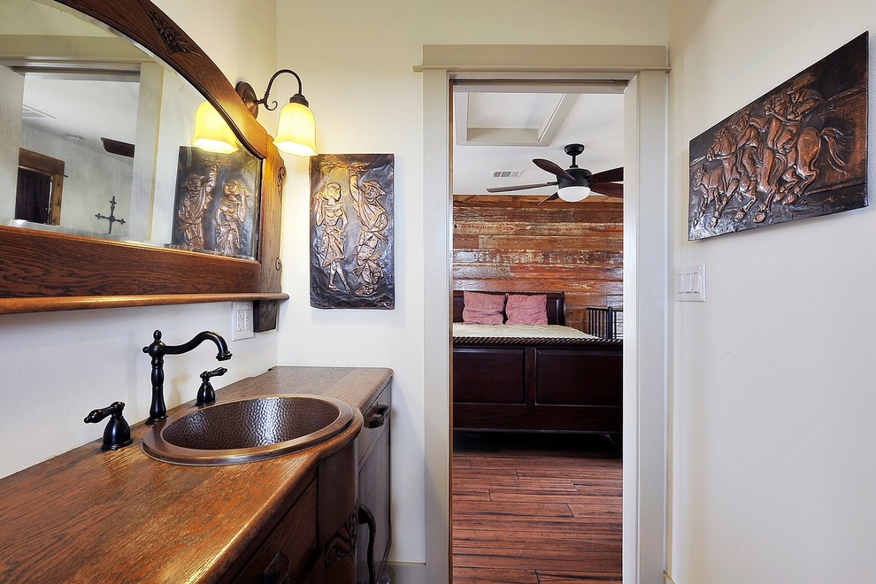 Inspiration för ett mellanstort rustikt brun brunt badrum med dusch, med träbänkskiva, vita väggar, mellanmörkt trägolv, ett nedsänkt handfat, skåp i mörkt trä, ett badkar i en alkov, en dusch/badkar-kombination, dusch med duschdraperi och släta luckor