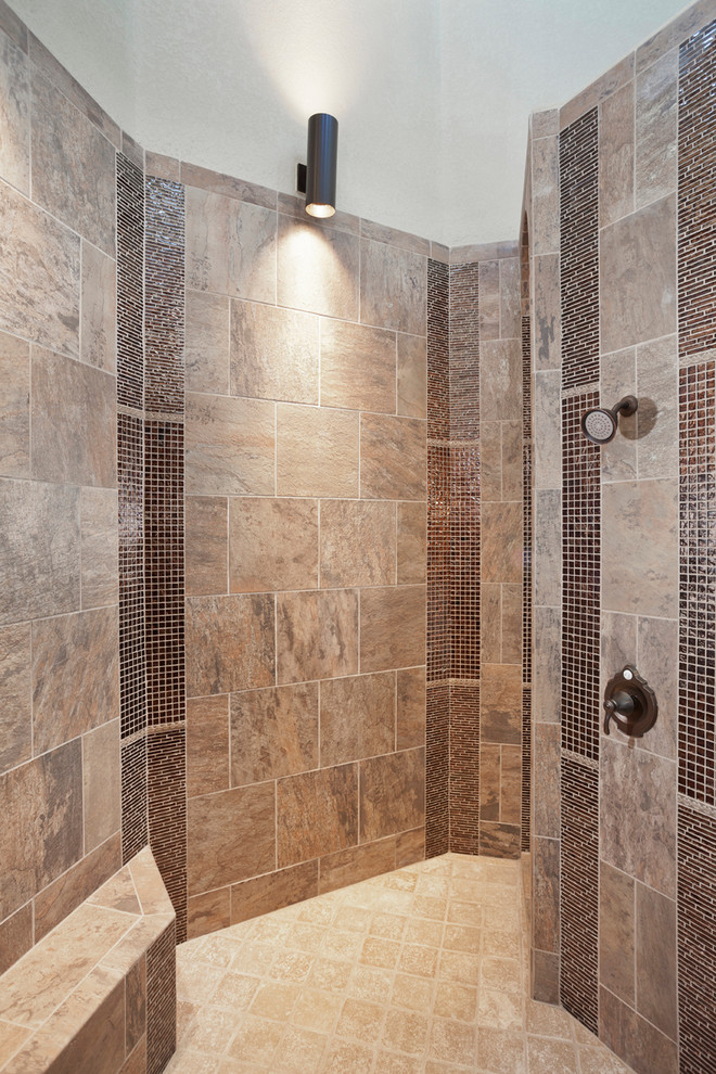 Diseño de cuarto de baño principal rústico grande con armarios tipo mueble y baldosas y/o azulejos marrones