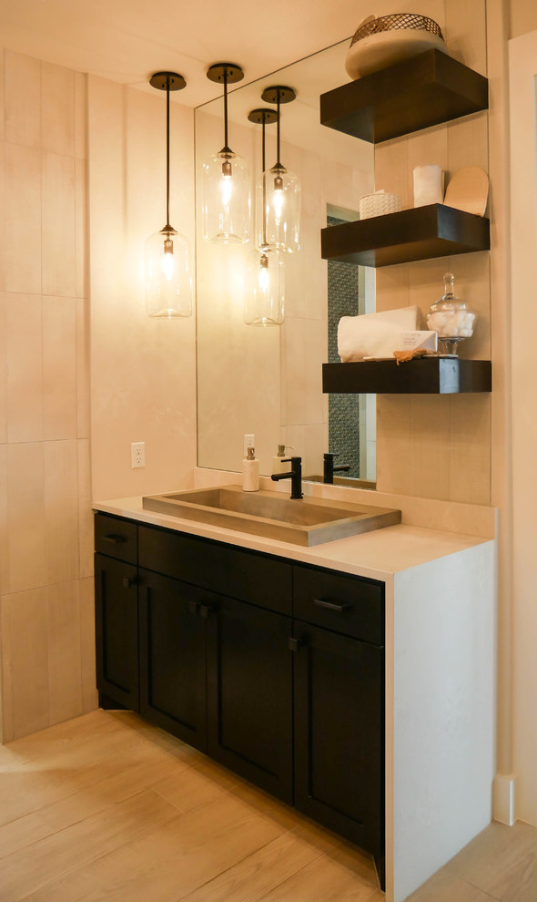 Modelo de cuarto de baño principal actual extra grande con paredes blancas, suelo de madera clara, lavabo encastrado, encimera de cuarzo compacto y encimeras blancas