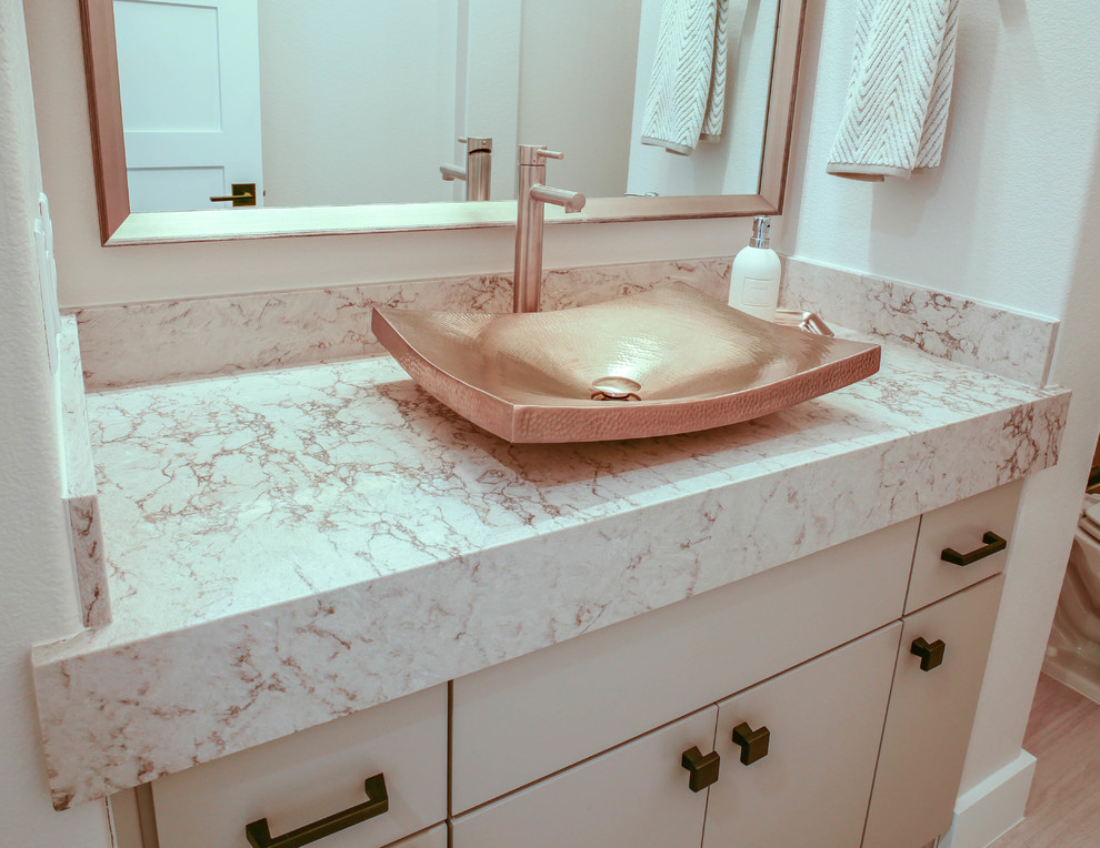 Inspiration för ett mellanstort funkis beige beige badrum med dusch, med vita väggar, ett undermonterad handfat och bänkskiva i kvarts