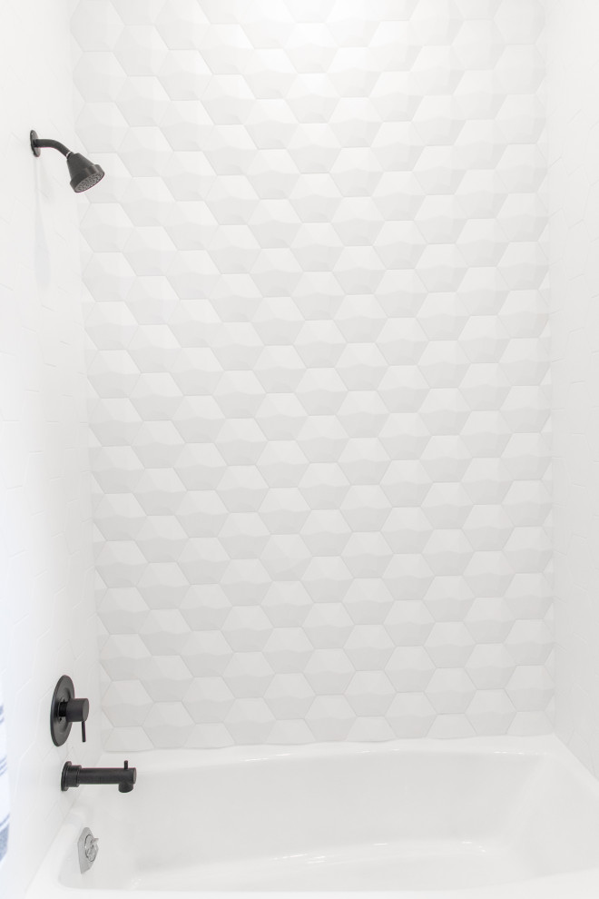 Idéer för ett mellanstort modernt vit badrum för barn, med ett platsbyggt badkar, en dusch/badkar-kombination, en toalettstol med separat cisternkåpa, brun kakel, porslinskakel, bruna väggar, klinkergolv i keramik, ett nedsänkt handfat, granitbänkskiva, grått golv och dusch med duschdraperi
