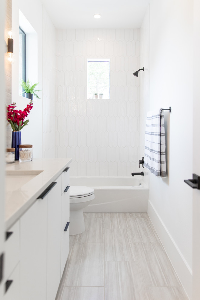 Пример оригинального дизайна: детская ванная комната среднего размера в стиле модернизм с накладной ванной, душем над ванной, раздельным унитазом, коричневой плиткой, керамогранитной плиткой, коричневыми стенами, полом из керамической плитки, накладной раковиной, столешницей из гранита, серым полом, шторкой для ванной и белой столешницей